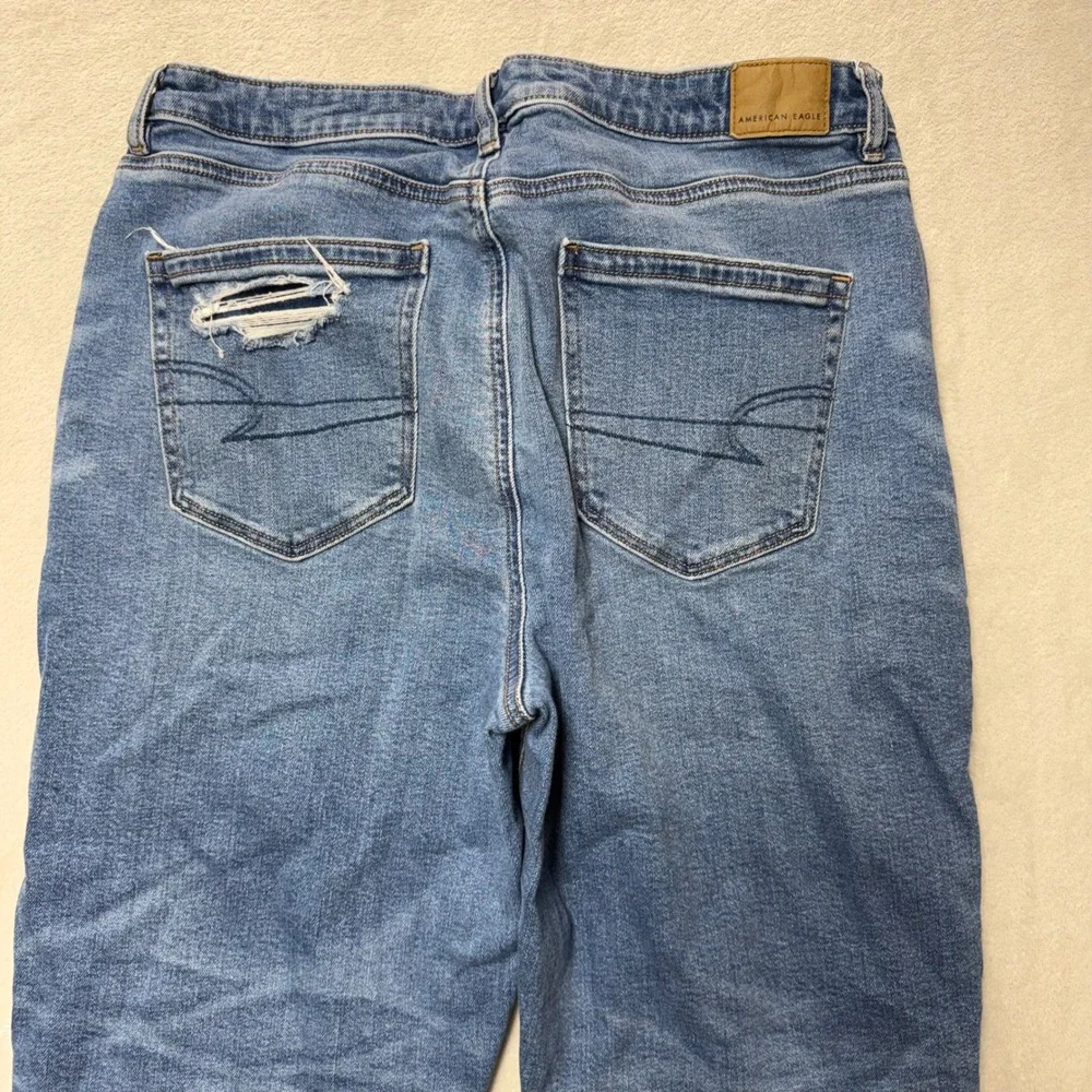 American Eagle Strigid Mom Jeans Womens 14 Short Blue Distressed High Rise Denim